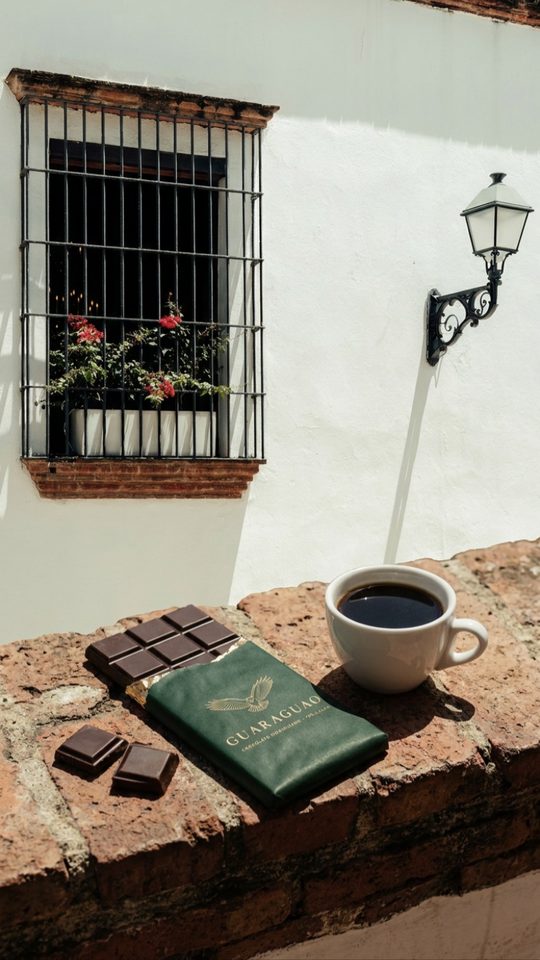 Café y chocolate en una ventana de la Zona Colonial